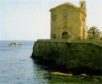 Petite glise sur le bord de l'eau